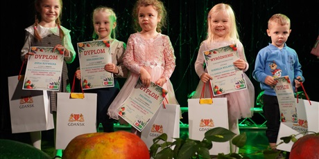 Powiększ grafikę: gala-wreczenia-nagrod-12-gdanskiego-konkursu-plastycznego-owoce-i-warzywa-jem-to-co-smaczne-i-zdrowe-648799.jpg