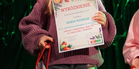 Powiększ grafikę: gala-wreczenia-nagrod-12-gdanskiego-konkursu-plastycznego-owoce-i-warzywa-jem-to-co-smaczne-i-zdrowe-648805.jpg