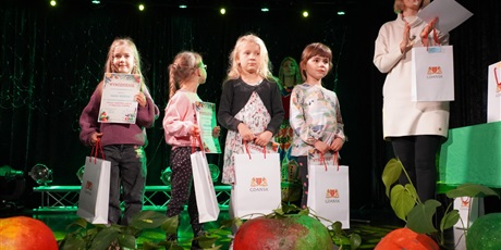 Powiększ grafikę: gala-wreczenia-nagrod-12-gdanskiego-konkursu-plastycznego-owoce-i-warzywa-jem-to-co-smaczne-i-zdrowe-648806.jpg