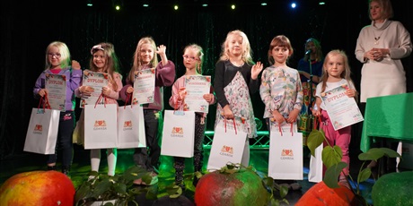 Powiększ grafikę: gala-wreczenia-nagrod-12-gdanskiego-konkursu-plastycznego-owoce-i-warzywa-jem-to-co-smaczne-i-zdrowe-648811.jpg