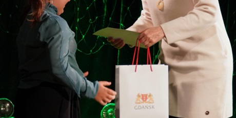 Powiększ grafikę: gala-wreczenia-nagrod-12-gdanskiego-konkursu-plastycznego-owoce-i-warzywa-jem-to-co-smaczne-i-zdrowe-648813.jpg