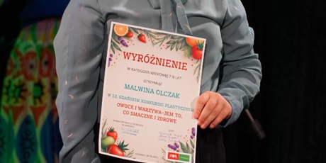Powiększ grafikę: gala-wreczenia-nagrod-12-gdanskiego-konkursu-plastycznego-owoce-i-warzywa-jem-to-co-smaczne-i-zdrowe-648814.jpg