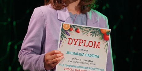 Powiększ grafikę: gala-wreczenia-nagrod-12-gdanskiego-konkursu-plastycznego-owoce-i-warzywa-jem-to-co-smaczne-i-zdrowe-648815.jpg