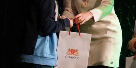 Powiększ grafikę: gala-wreczenia-nagrod-12-gdanskiego-konkursu-plastycznego-owoce-i-warzywa-jem-to-co-smaczne-i-zdrowe-648818.jpg