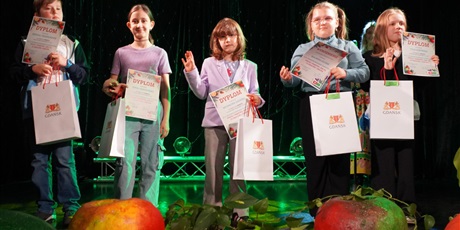 Powiększ grafikę: gala-wreczenia-nagrod-12-gdanskiego-konkursu-plastycznego-owoce-i-warzywa-jem-to-co-smaczne-i-zdrowe-648820.jpg