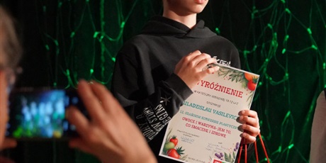 Powiększ grafikę: gala-wreczenia-nagrod-12-gdanskiego-konkursu-plastycznego-owoce-i-warzywa-jem-to-co-smaczne-i-zdrowe-648826.jpg