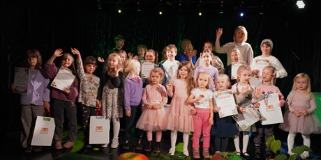 Powiększ grafikę: gala-wreczenia-nagrod-12-gdanskiego-konkursu-plastycznego-owoce-i-warzywa-jem-to-co-smaczne-i-zdrowe-648830.jpg
