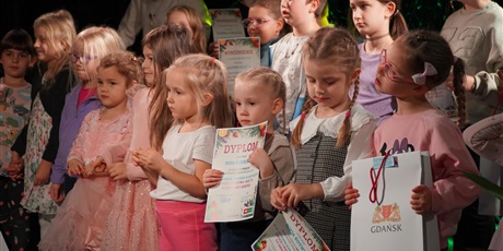 Powiększ grafikę: gala-wreczenia-nagrod-12-gdanskiego-konkursu-plastycznego-owoce-i-warzywa-jem-to-co-smaczne-i-zdrowe-648831.jpg