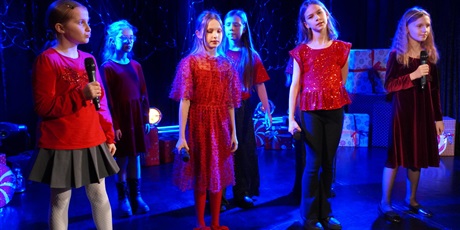 Powiększ grafikę: koncert-koled-i-piosenek-swiatecznych-pracowni-wokalnej-anny-jankowskiej-kruk-666111.jpg