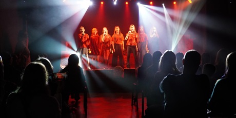 Powiększ grafikę: koncert-koled-i-piosenek-swiatecznych-pracowni-wokalnej-anny-jankowskiej-kruk-666146.jpg