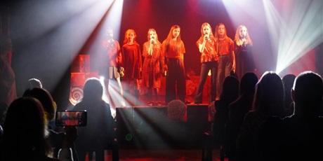 Powiększ grafikę: koncert-koled-i-piosenek-swiatecznych-pracowni-wokalnej-anny-jankowskiej-kruk-666147.jpg