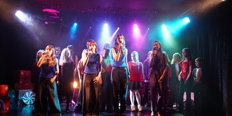 Powiększ grafikę: koncert-koled-i-piosenek-swiatecznych-pracowni-wokalnej-anny-jankowskiej-kruk-666150.jpg