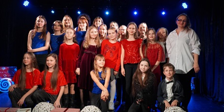 Powiększ grafikę: koncert-koled-i-piosenek-swiatecznych-pracowni-wokalnej-anny-jankowskiej-kruk-666154.jpg