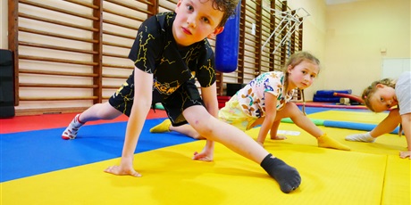 Powiększ grafikę: maly-akrobata-2026-700961.jpg