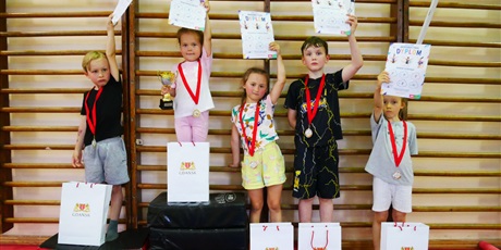 Powiększ grafikę: maly-akrobata-2026-700967.jpg
