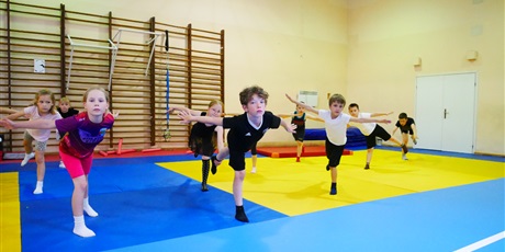 Powiększ grafikę: maly-akrobata-2026-700974.jpg