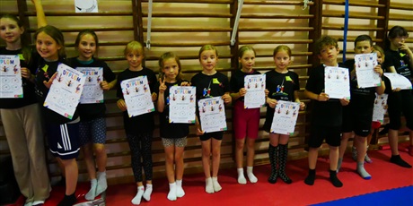 Powiększ grafikę: maly-akrobata-2026-700979.jpg