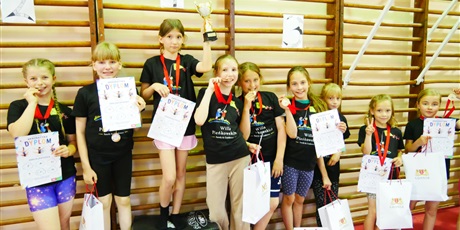 Powiększ grafikę: maly-akrobata-2026-700982.jpg