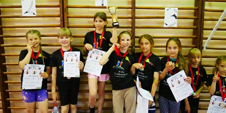 Powiększ grafikę: maly-akrobata-2026-700983.jpg