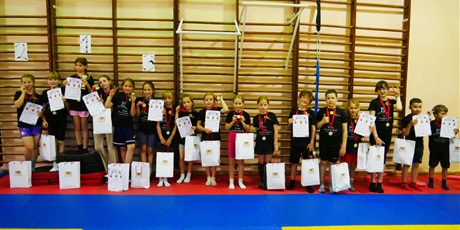 Powiększ grafikę: maly-akrobata-2026-700984.jpg