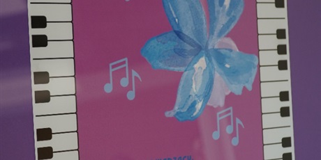 Powiększ grafikę: Koncert Pracowni Gry na Keyboardzie w CAL przy ul. Wadowickiej 5 zgromadził licznych widzów, którzy mogli wysłuchać występów młodych artystów. Na fotografiach uchwycono momenty, w których uczestnicy z