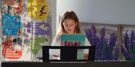 Powiększ grafikę: Koncert Pracowni Gry na Keyboardzie w CAL przy ul. Wadowickiej 5 zgromadził licznych widzów, którzy mogli wysłuchać występów młodych artystów. Na fotografiach uchwycono momenty, w których uczestnicy z