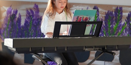 Powiększ grafikę: Koncert Pracowni Gry na Keyboardzie w CAL przy ul. Wadowickiej 5 zgromadził licznych widzów, którzy mogli wysłuchać występów młodych artystów. Na fotografiach uchwycono momenty, w których uczestnicy z