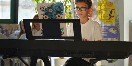 Powiększ grafikę: Koncert Pracowni Gry na Keyboardzie w CAL przy ul. Wadowickiej 5 zgromadził licznych widzów, którzy mogli wysłuchać występów młodych artystów. Na fotografiach uchwycono momenty, w których uczestnicy z