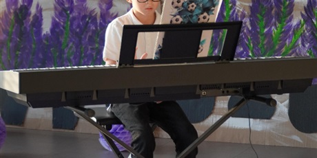 Powiększ grafikę: Koncert Pracowni Gry na Keyboardzie w CAL przy ul. Wadowickiej 5 zgromadził licznych widzów, którzy mogli wysłuchać występów młodych artystów. Na fotografiach uchwycono momenty, w których uczestnicy z