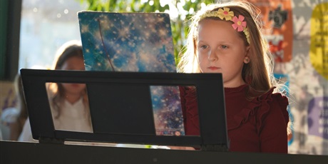 Powiększ grafikę: Koncert Pracowni Gry na Keyboardzie w CAL przy ul. Wadowickiej 5 zgromadził licznych widzów, którzy mogli wysłuchać występów młodych artystów. Na fotografiach uchwycono momenty, w których uczestnicy z