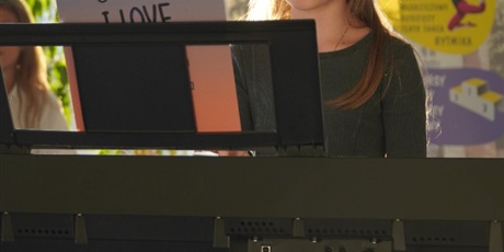 Powiększ grafikę: Koncert Pracowni Gry na Keyboardzie w CAL przy ul. Wadowickiej 5 zgromadził licznych widzów, którzy mogli wysłuchać występów młodych artystów. Na fotografiach uchwycono momenty, w których uczestnicy z