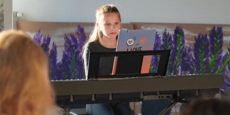 Powiększ grafikę: Koncert Pracowni Gry na Keyboardzie w CAL przy ul. Wadowickiej 5 zgromadził licznych widzów, którzy mogli wysłuchać występów młodych artystów. Na fotografiach uchwycono momenty, w których uczestnicy z
