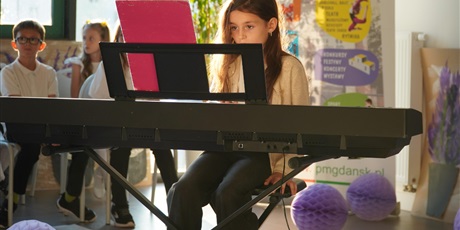 Powiększ grafikę: Koncert Pracowni Gry na Keyboardzie w CAL przy ul. Wadowickiej 5 zgromadził licznych widzów, którzy mogli wysłuchać występów młodych artystów. Na fotografiach uchwycono momenty, w których uczestnicy z
