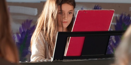 Powiększ grafikę: Koncert Pracowni Gry na Keyboardzie w CAL przy ul. Wadowickiej 5 zgromadził licznych widzów, którzy mogli wysłuchać występów młodych artystów. Na fotografiach uchwycono momenty, w których uczestnicy z