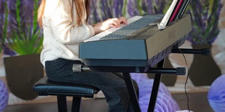 Powiększ grafikę: Koncert Pracowni Gry na Keyboardzie w CAL przy ul. Wadowickiej 5 zgromadził licznych widzów, którzy mogli wysłuchać występów młodych artystów. Na fotografiach uchwycono momenty, w których uczestnicy z