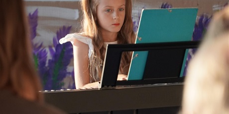 Powiększ grafikę: Koncert Pracowni Gry na Keyboardzie w CAL przy ul. Wadowickiej 5 zgromadził licznych widzów, którzy mogli wysłuchać występów młodych artystów. Na fotografiach uchwycono momenty, w których uczestnicy z