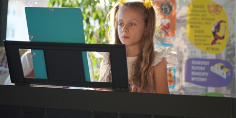 Powiększ grafikę: Koncert Pracowni Gry na Keyboardzie w CAL przy ul. Wadowickiej 5 zgromadził licznych widzów, którzy mogli wysłuchać występów młodych artystów. Na fotografiach uchwycono momenty, w których uczestnicy z