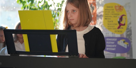 Powiększ grafikę: Koncert Pracowni Gry na Keyboardzie w CAL przy ul. Wadowickiej 5 zgromadził licznych widzów, którzy mogli wysłuchać występów młodych artystów. Na fotografiach uchwycono momenty, w których uczestnicy z