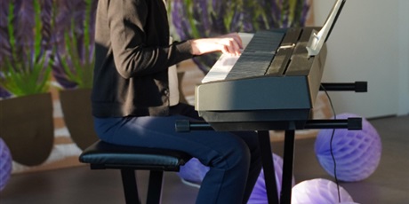 Powiększ grafikę: Koncert Pracowni Gry na Keyboardzie w CAL przy ul. Wadowickiej 5 zgromadził licznych widzów, którzy mogli wysłuchać występów młodych artystów. Na fotografiach uchwycono momenty, w których uczestnicy z