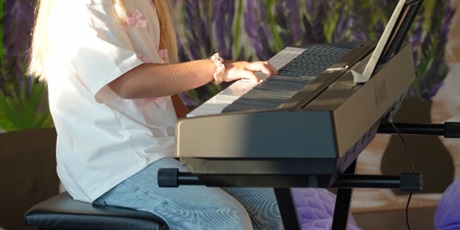 Powiększ grafikę: Koncert Pracowni Gry na Keyboardzie w CAL przy ul. Wadowickiej 5 zgromadził licznych widzów, którzy mogli wysłuchać występów młodych artystów. Na fotografiach uchwycono momenty, w których uczestnicy z