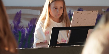 Powiększ grafikę: Koncert Pracowni Gry na Keyboardzie w CAL przy ul. Wadowickiej 5 zgromadził licznych widzów, którzy mogli wysłuchać występów młodych artystów. Na fotografiach uchwycono momenty, w których uczestnicy z