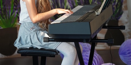 Powiększ grafikę: Koncert Pracowni Gry na Keyboardzie w CAL przy ul. Wadowickiej 5 zgromadził licznych widzów, którzy mogli wysłuchać występów młodych artystów. Na fotografiach uchwycono momenty, w których uczestnicy z