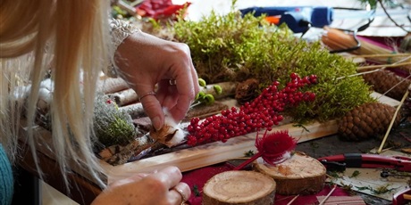 „Przyklej się do lasu” – fotorelacja z rodzinnych warsztatów w Pałacu Młodzieży