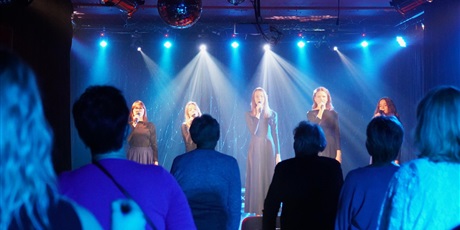 Powiększ grafikę: retro-szlagiery-tance-i-bajery-w-rytmie-gdanskich-dni-seniora-650841.jpg