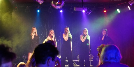 Powiększ grafikę: retro-szlagiery-tance-i-bajery-w-rytmie-gdanskich-dni-seniora-650843.jpg