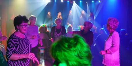 Powiększ grafikę: retro-szlagiery-tance-i-bajery-w-rytmie-gdanskich-dni-seniora-650853.jpg