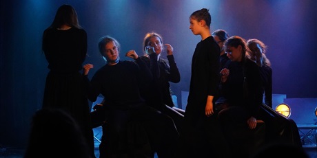 Powiększ grafikę: spektakl-krolowa-sniegu-grupy-teatralnej-lustra-sceny-693693.jpg