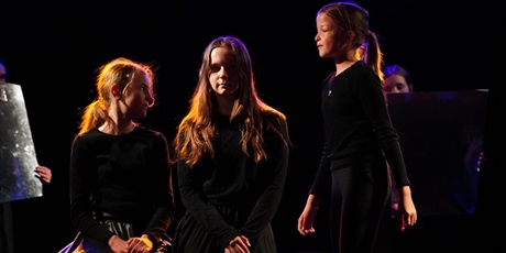 Powiększ grafikę: spektakl-krolowa-sniegu-grupy-teatralnej-lustra-sceny-693700.jpg