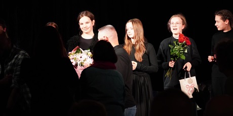 Powiększ grafikę: spektakl-krolowa-sniegu-grupy-teatralnej-lustra-sceny-693719.jpg