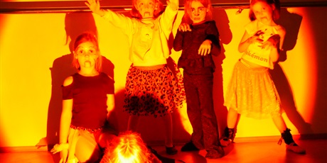 Powiększ grafikę: straaaszne-zajecia-z-pracowni-tanecznej-elzbiety-pruszko-654920.jpg